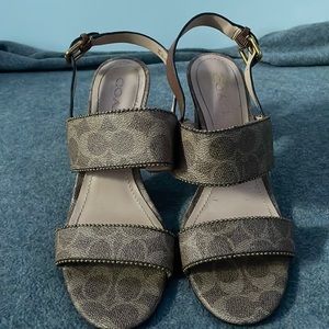 GORGEOUS COACH LOGO TAN HEELS